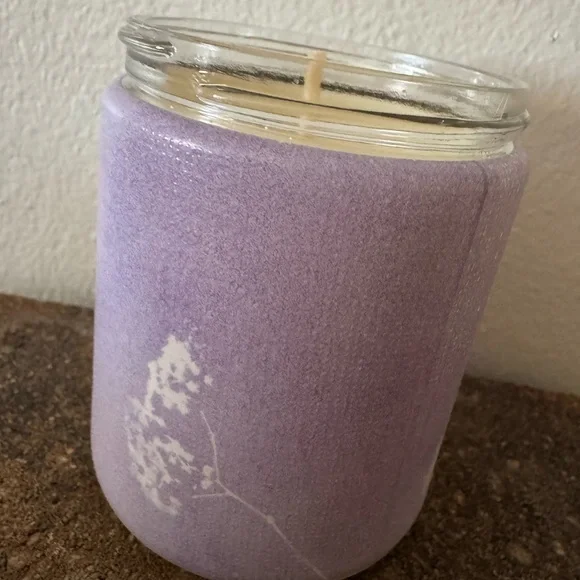 White Barn Fresh Cut Lilacs Scented Candle - Single Wick - Picture 3 of 4